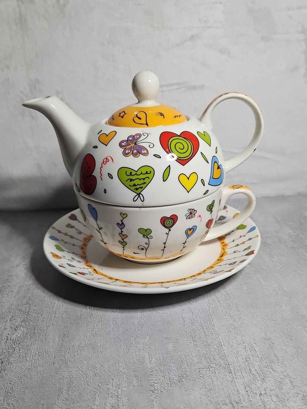 G. Wurm Tea for One porcelain set featuring a vibrant heart & butterfly pattern - Picture 1 of 3